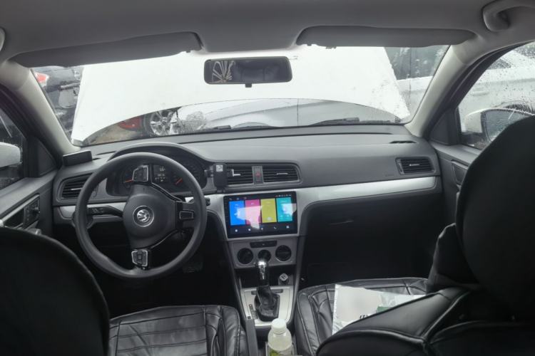 Used Volkswagen Gran Lavida 2013 1.6L Automatic Fashion Model Center Console