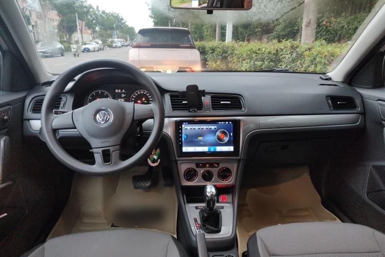 Used Volkswagen Gran Lavida 2013 1.6L Automatic Fashion Model Center Console