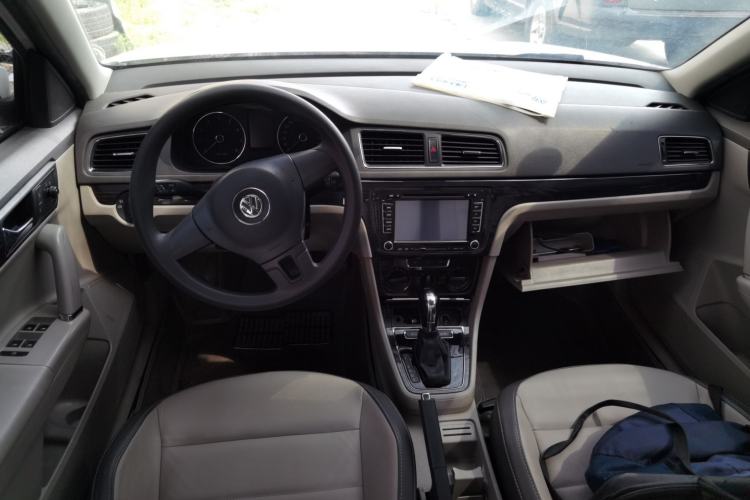 Used Volkswagen Gran Lavida 2013 1.6L Automatic Comfort Model Center Console