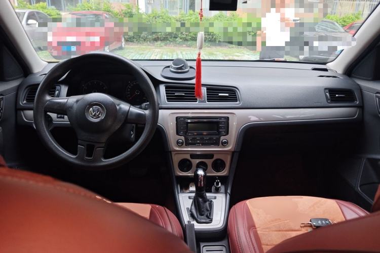 Used Volkswagen Gran Lavida 2013 1.6L Automatic Fashion Model Center Console