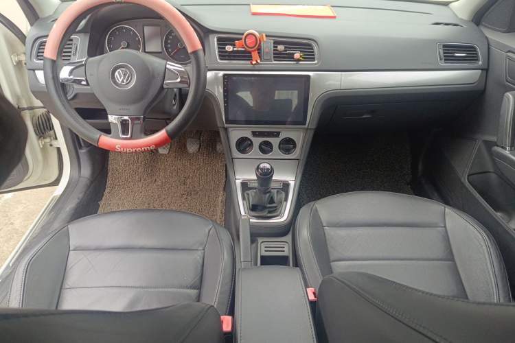 Used Volkswagen Gran Lavida 2013 1.6L Manual Comfort Model Center Console