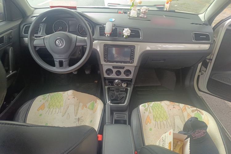 Used Volkswagen Gran Lavida 2013 1.6L Manual Fashion Model Center Console