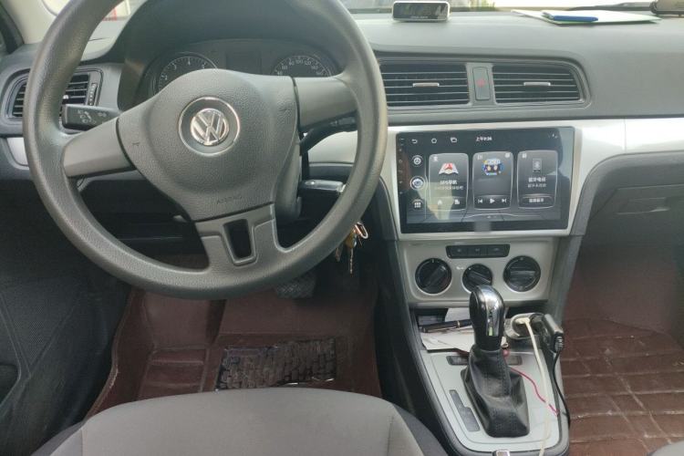 Used Volkswagen Gran Lavida 2013 1.6L Automatic Fashion Model Center Console