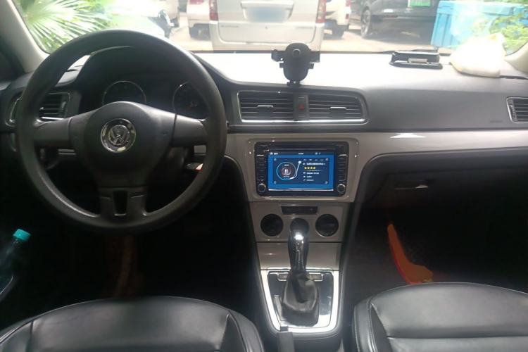 Used Volkswagen Gran Lavida 2013 1.6L Automatic Comfort Model Center Console