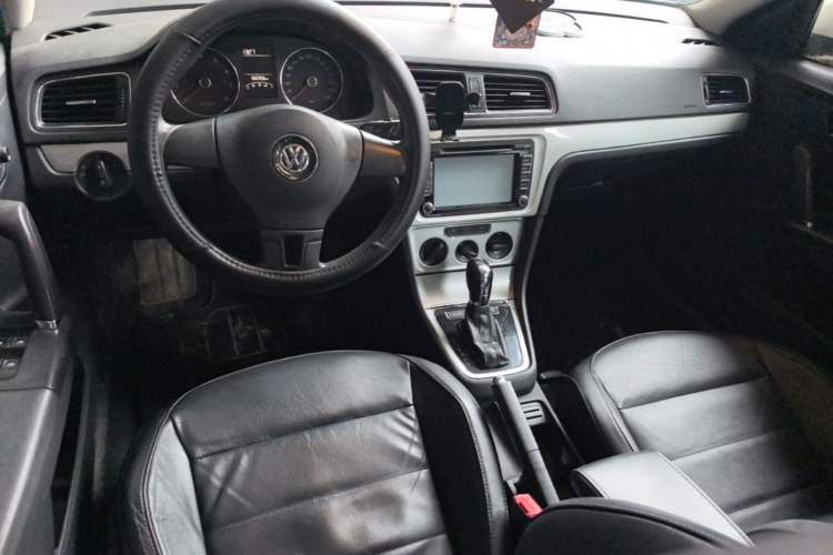 Used Volkswagen Gran Lavida 2013 1.6L Automatic Comfort Model Center Console