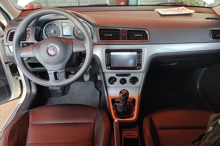 Used Volkswagen Gran Lavida 2013 1.6L Manual Comfort Model Center Console