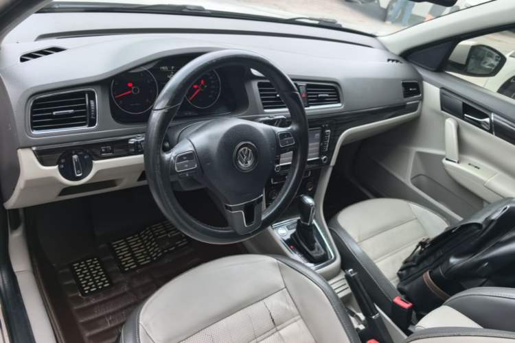 Used Volkswagen Gran Lavida 2013 1.6L Automatic Luxury Model Center Console