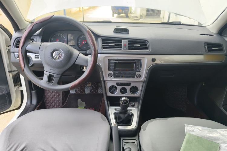 Used Volkswagen Gran Lavida 2013 1.6L Manual Fashion Model Center Console