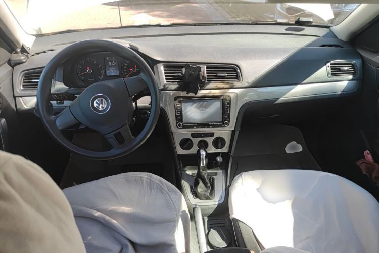 Used Volkswagen Gran Lavida 2013 1.6L Automatic Fashion Model Center Console