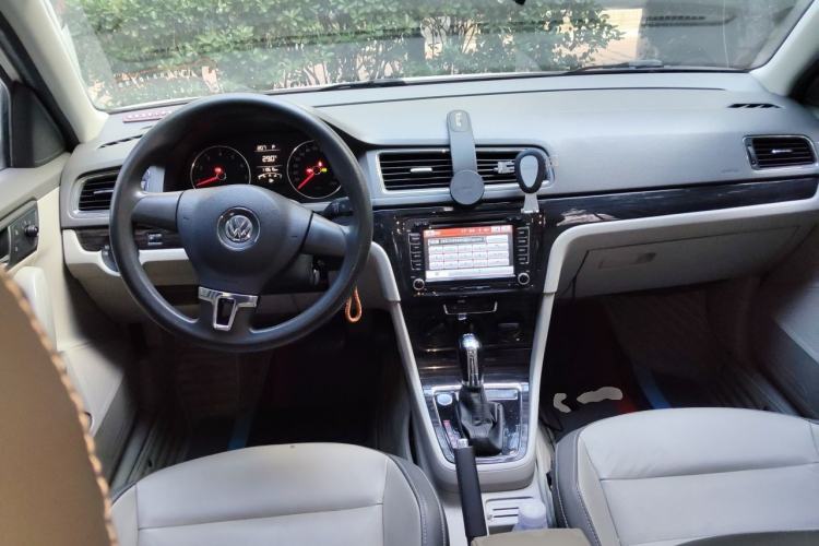 Used Volkswagen Gran Lavida 2013 1.4 TSI Automatic Comfort Model Center Console