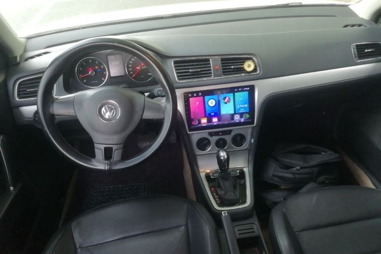 Used Volkswagen Gran Lavida 2013 1.6L Automatic Comfort Model Center Console