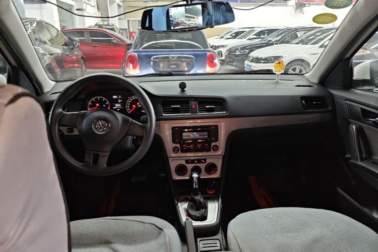 Used Volkswagen Gran Lavida 2013 1.6L Automatic Fashion Model Center Console