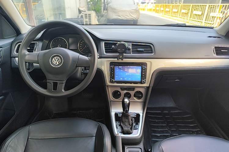 Used Volkswagen Gran Lavida 2013 1.4 TSI Automatic Comfort Model Center Console