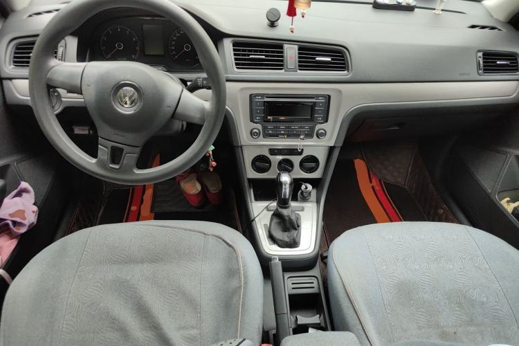 Used Volkswagen Gran Lavida 2013 1.6L Automatic Fashion Model Center Console