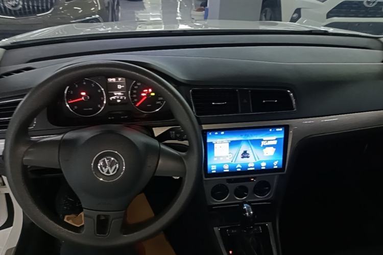 Used Volkswagen Gran Lavida 2013 1.6L Automatic Comfort Model Center Console