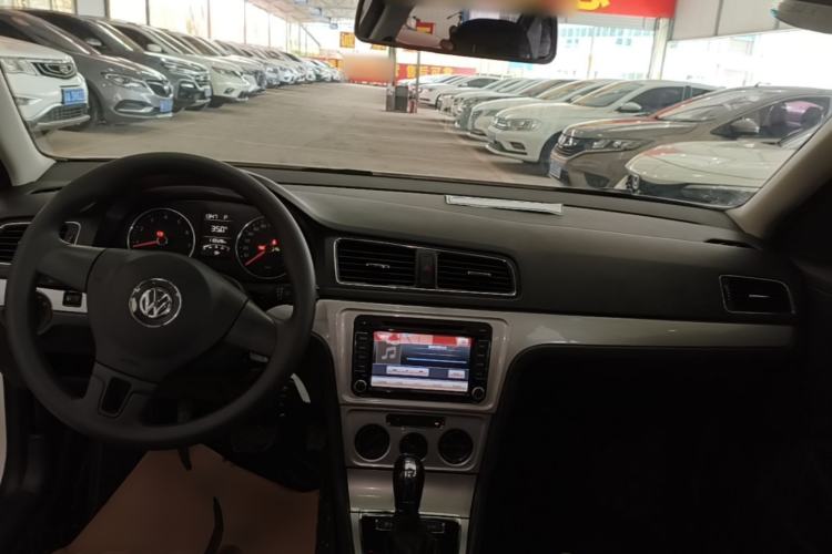 Used Volkswagen Gran Lavida 2013 1.6L Automatic Comfort Model Center Console