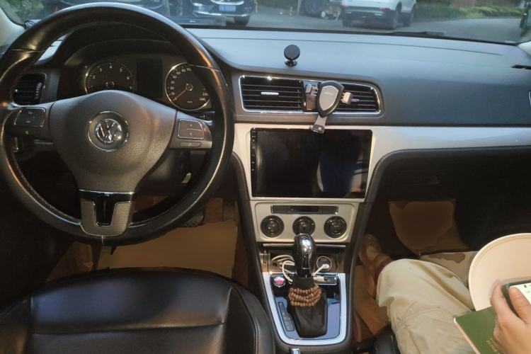 Used Volkswagen Gran Lavida 2013 1.6L Automatic Luxury Model Center Console
