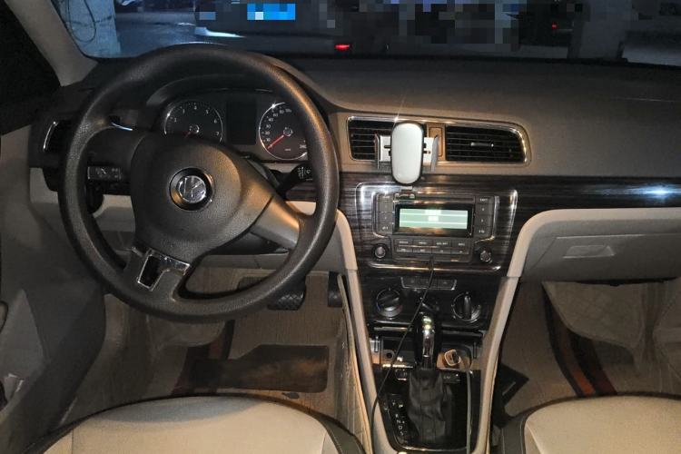 Used Volkswagen Gran Lavida 2013 1.6L Automatic Comfort Model Center Console