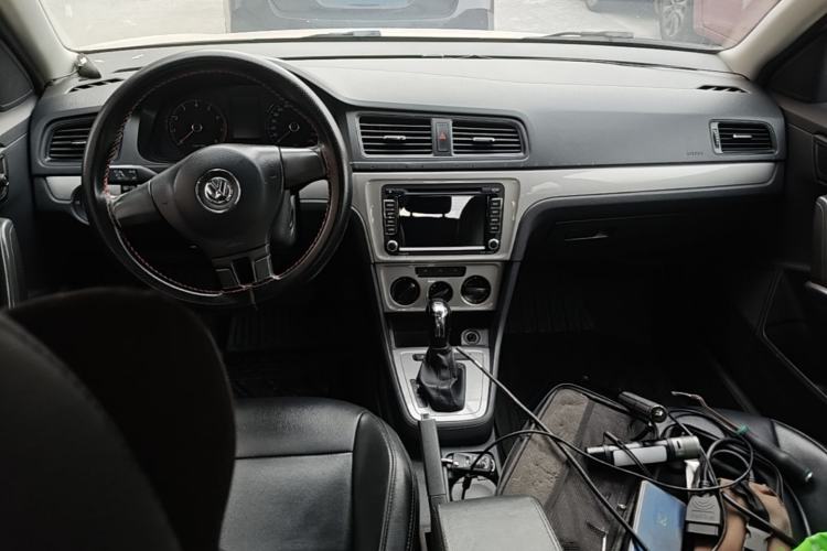 Used Volkswagen Gran Lavida 2013 1.6L Automatic Fashion Model Center Console