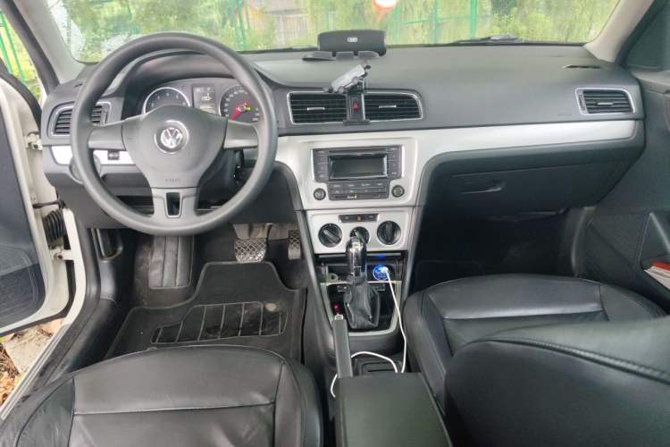 Used Volkswagen Gran Lavida 2013 1.6L Automatic Comfort Model Center Console