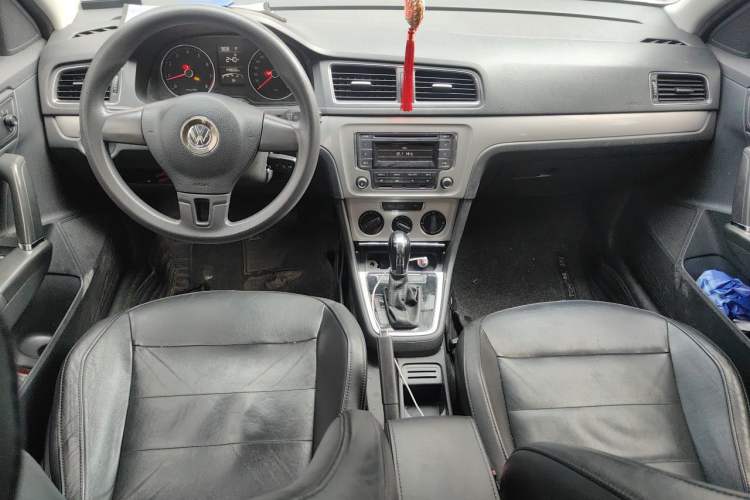 Used Volkswagen Gran Lavida 2013 1.6L Automatic Comfort Model Center Console