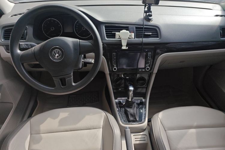 Used Volkswagen Gran Lavida 2013 1.6L Automatic Comfort Model Center Console