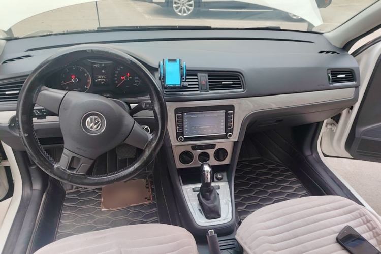 Used Volkswagen Gran Lavida 2013 1.6L Automatic Fashion Model Center Console