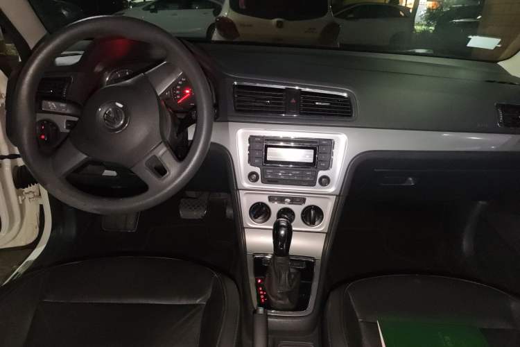 Used Volkswagen Gran Lavida 2013 1.4 TSI Automatic Comfort Model Center Console
