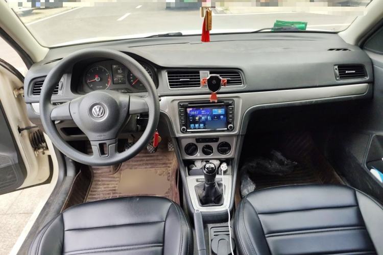 Used Volkswagen Gran Lavida 2013 1.6L Manual Fashion Model Center Console