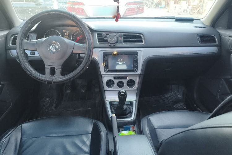 Used Volkswagen Gran Lavida 2013 1.6L Manual Comfort Model Center Console