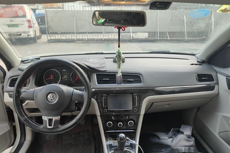 Used Volkswagen Gran Lavida 2013 1.6L Manual Comfort Model Center Console
