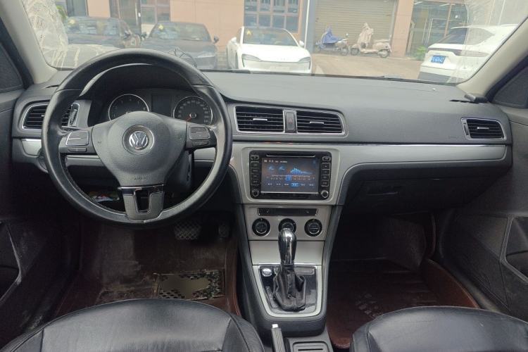 Used Volkswagen Gran Lavida 2013 1.4 TSI Automatic Comfort Model Center Console