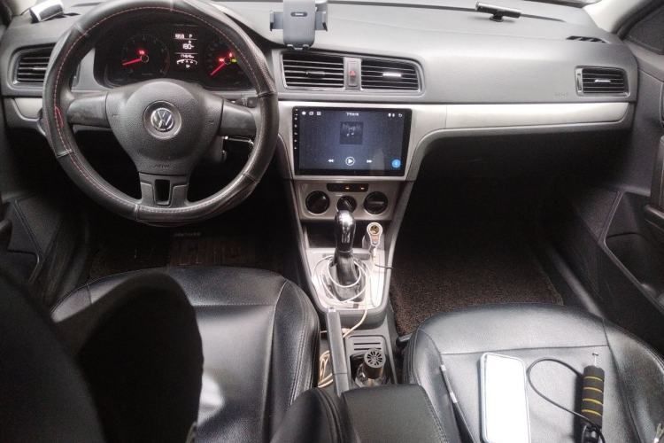 Used Volkswagen Gran Lavida 2013 1.6L Automatic Fashion Model Center Console