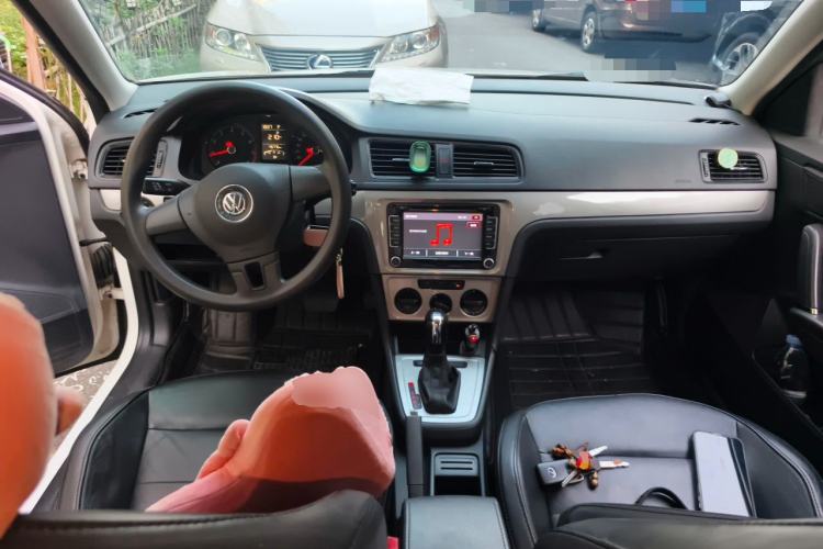 Used Volkswagen Gran Lavida 2013 1.6L Automatic Fashion Model Center Console