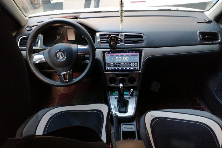 Used Volkswagen Gran Lavida 2013 1.6L Automatic Fashion Model Center Console