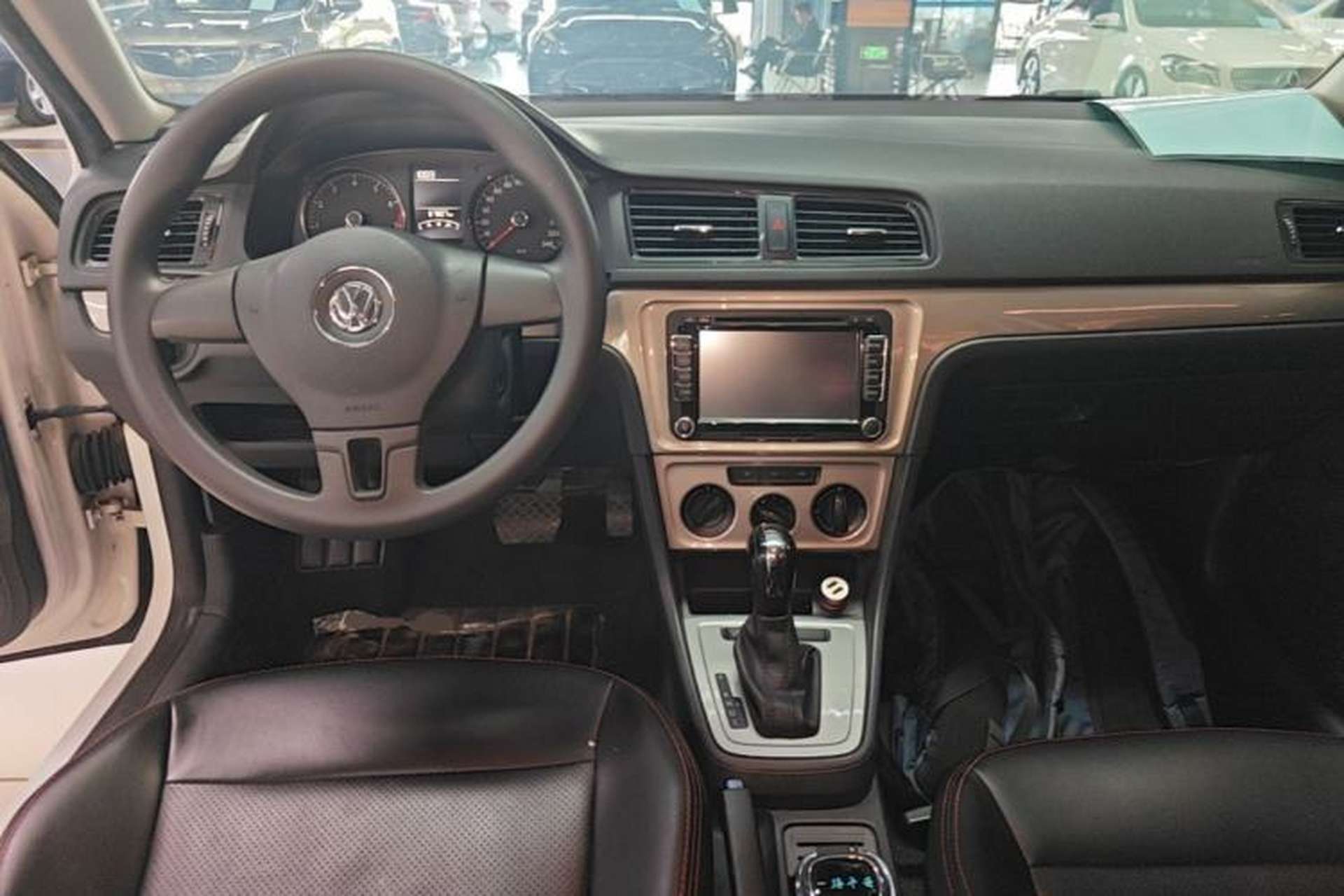 Used Volkswagen Gran Lavida 2013 1.6L Automatic Fashion Model Center Console
