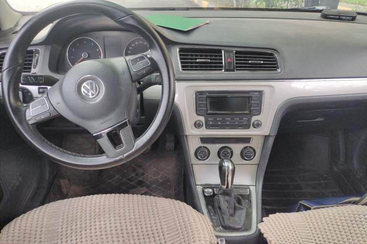 Used Volkswagen Gran Lavida 2013 1.6L Automatic Luxury Model Center Console