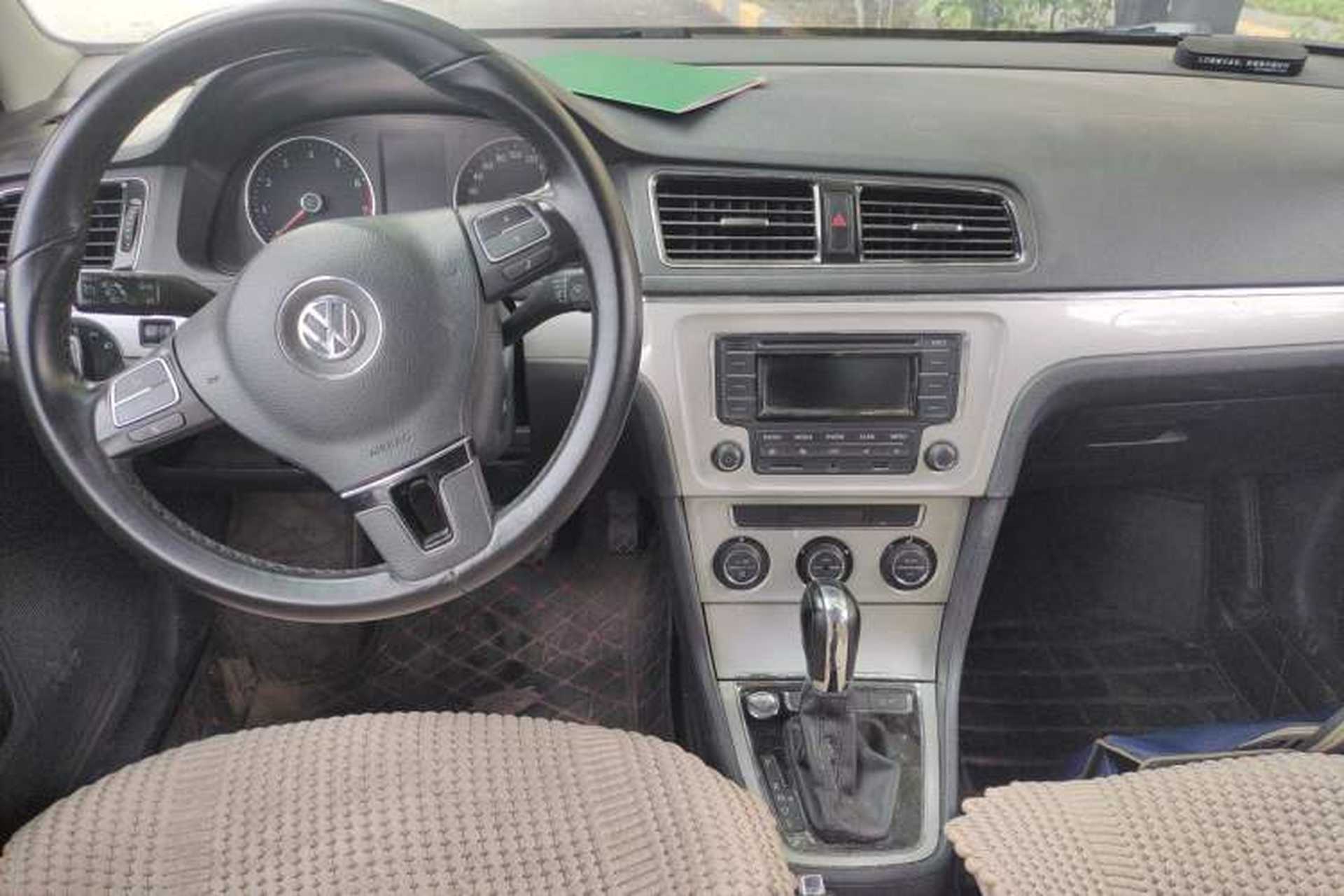 Used Volkswagen Gran Lavida 2013 1.6L Automatic Luxury Model Center Console
