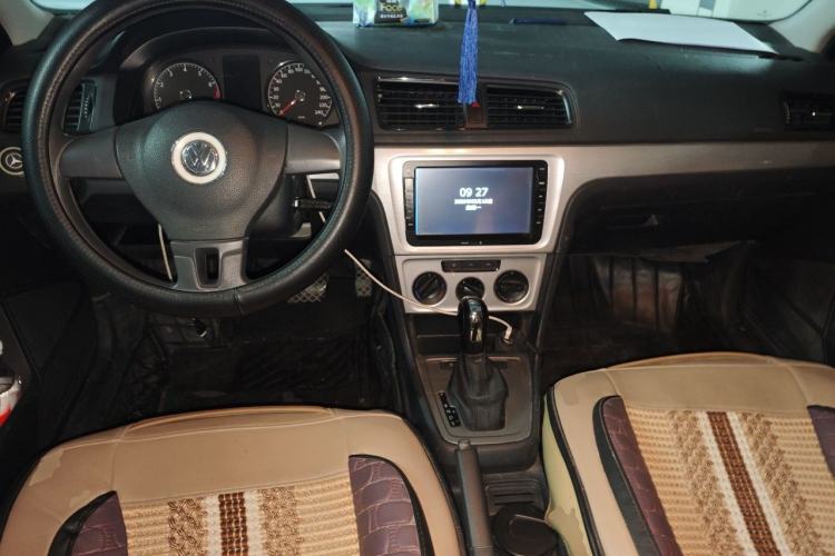 Used Volkswagen Gran Lavida 2013 1.6L Automatic Fashion Model Center Console