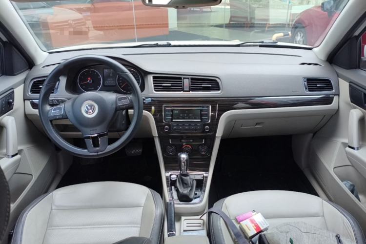 Used Volkswagen Gran Lavida 2013 1.6L Automatic Luxury Model Center Console