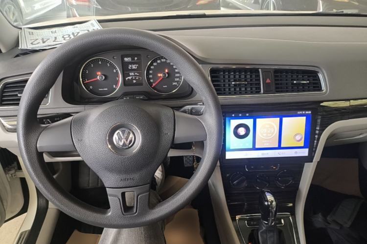 Used Volkswagen Gran Lavida 2013 1.4 TSI Automatic Comfort Model Center Console