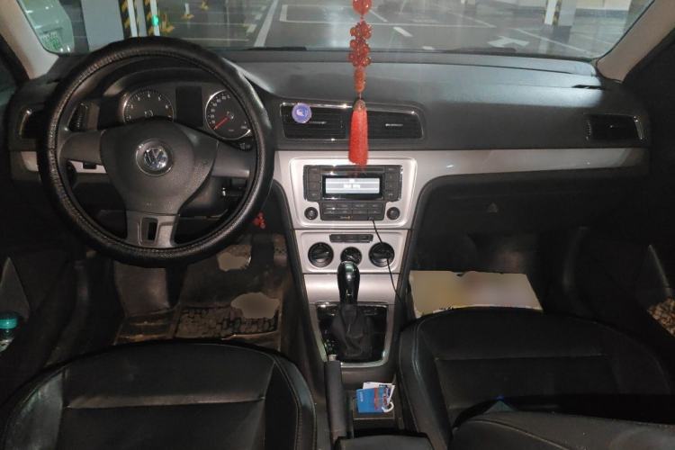 Used Volkswagen Gran Lavida 2013 1.6L Automatic Comfort Model Center Console