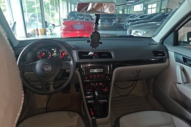 Used Volkswagen Gran Lavida 2013 1.6L Automatic Comfort Model Center Console
