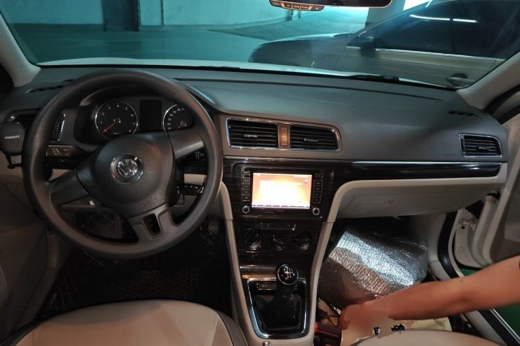 Used Volkswagen Gran Lavida 2013 1.6L Manual Comfort Model Center Console
