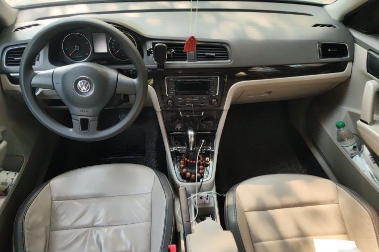 Used Volkswagen Gran Lavida 2013 1.6L Automatic Comfort Model Center Console