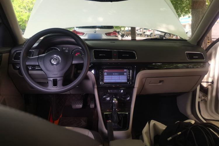 Used Volkswagen Gran Lavida 2013 1.6L Automatic Comfort Model Center Console