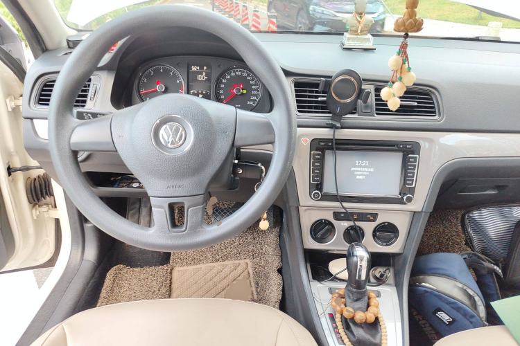 Used Volkswagen Gran Lavida 2013 1.6L Automatic Fashion Model Center Console