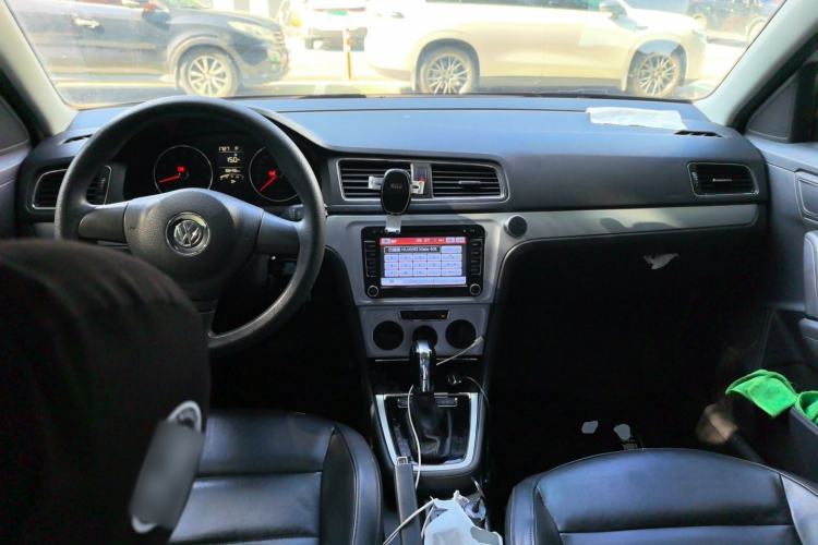 Used Volkswagen Gran Lavida 2013 1.6L Automatic Comfort Model Center Console