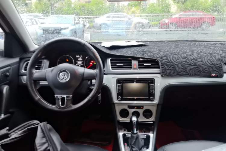 Used Volkswagen Gran Lavida 2013 1.4 TSI Automatic Comfort Model Center Console