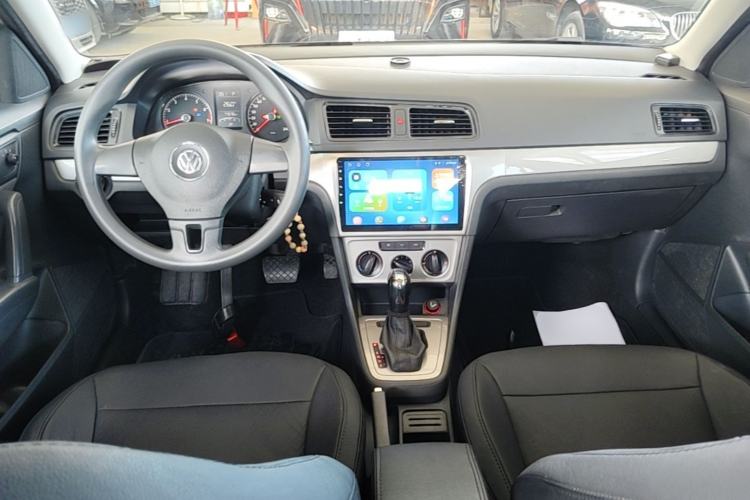 Used Volkswagen Gran Lavida 2013 1.6L Automatic Fashion Model Center Console